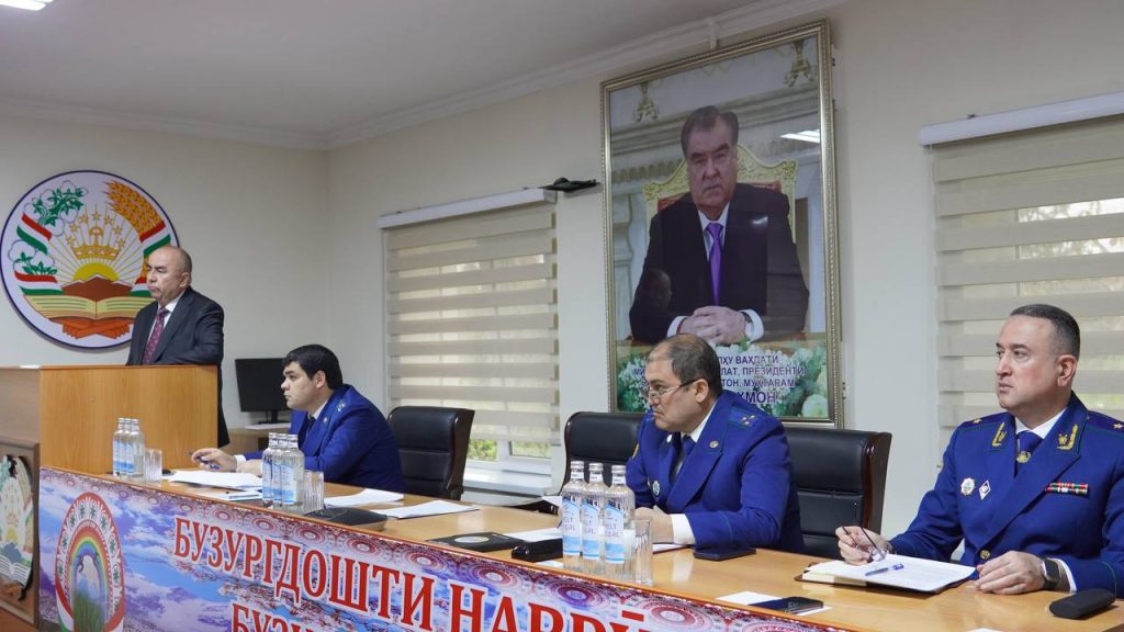 03 апрели соли 2026 дар прокуратураи шаҳри Душанбе маҷлиси ҳайати мушовара бо иштироки кормандони дастгоҳи прокуратураи шаҳр, прокурори ноҳияҳои пойтахт ва кормандони онҳо баргузор гардид.